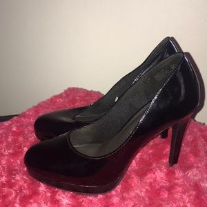 Black pumps